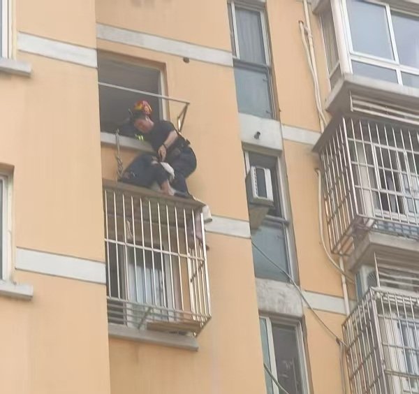 港联证券 紧急时刻，你们救人的身姿好帅……