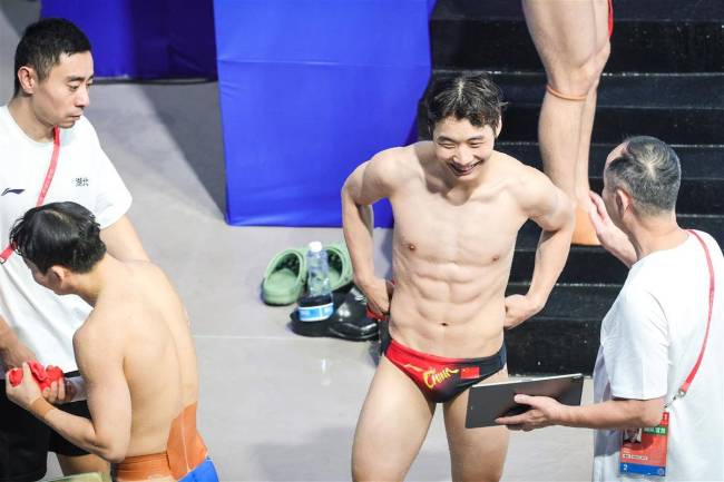 鄂将王宗源郑九源备战男团比赛